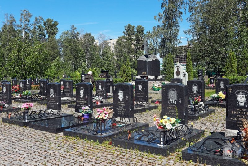 Могилы моряков Курска на Серафимовском кладбище