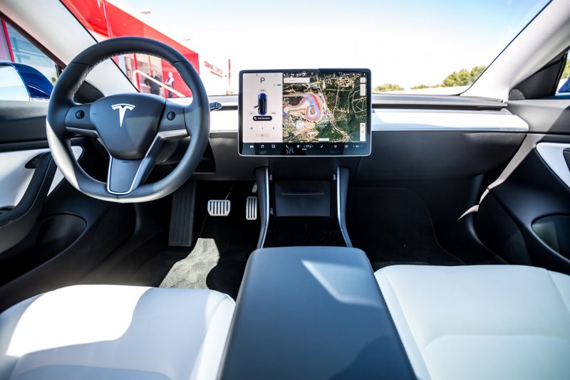 Tesla model 3 салон Автопилот