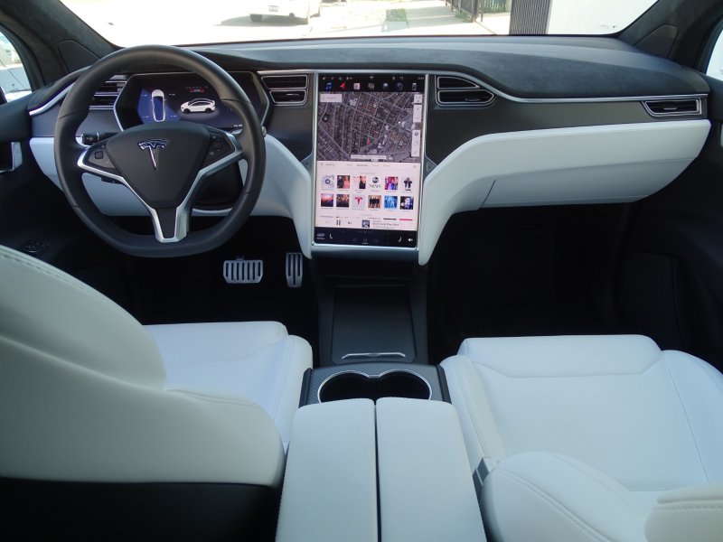 Тесла кроссовер model x салон