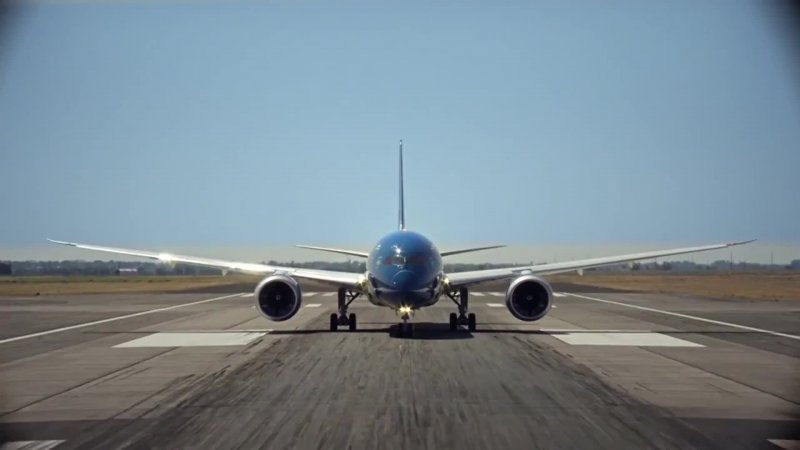 Боинг 787 взлет