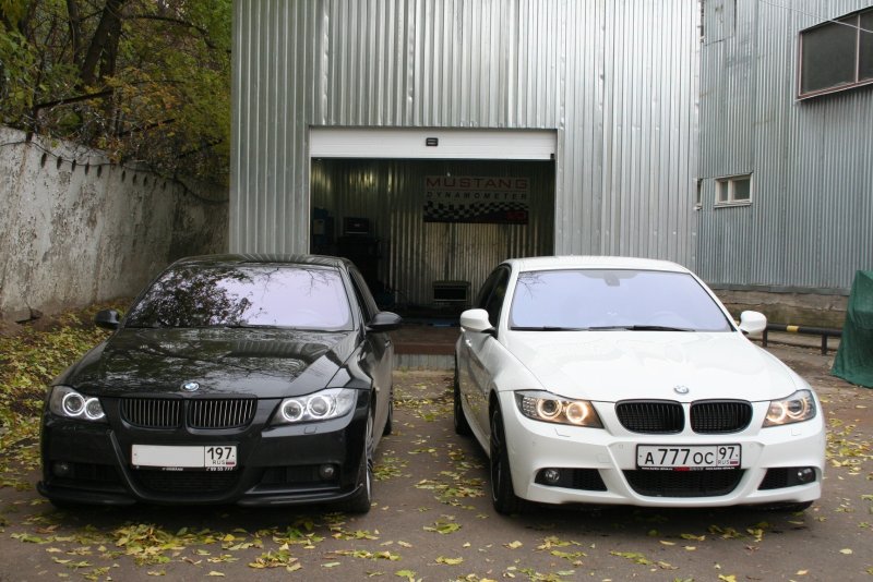 Машины BMW чёрная и белая