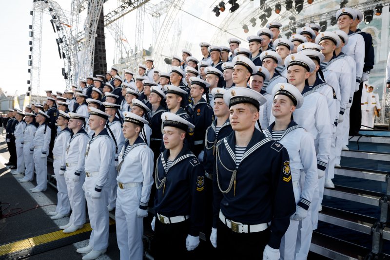 Моряки на корабле
