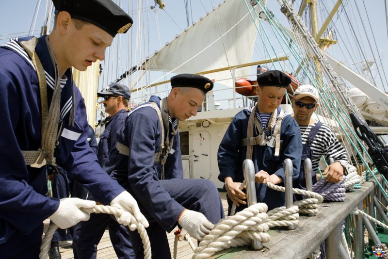 Палуба корабля с матросами
