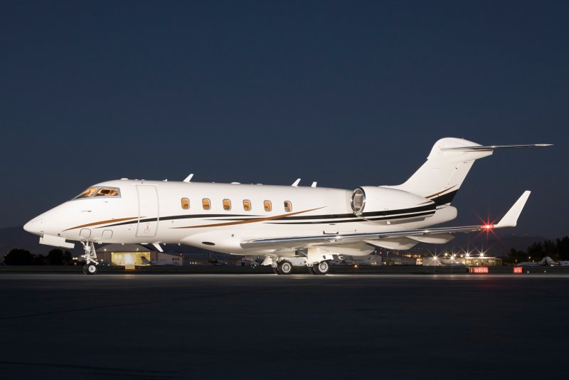 Challenger 300 in Sky