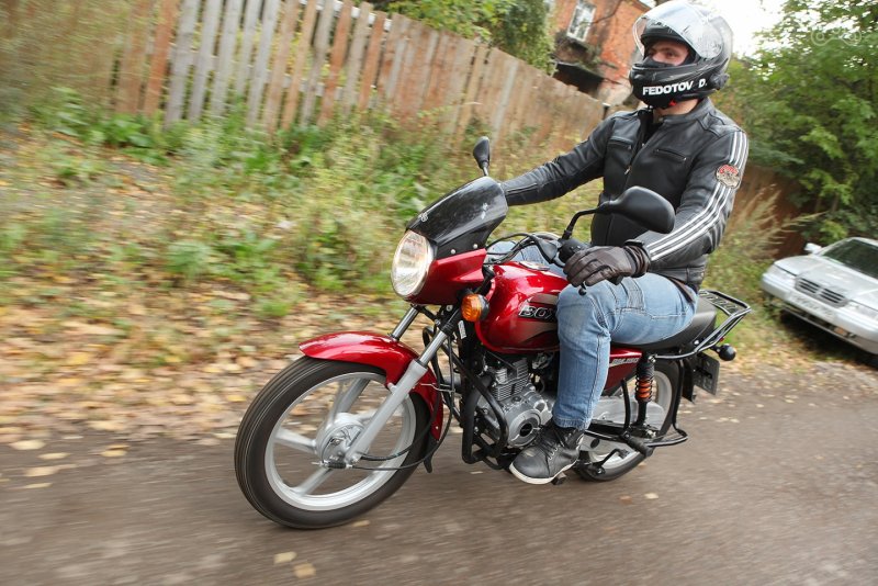Bajaj Boxer 150 x с человеком