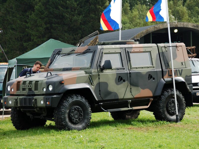 Легкая бронированная машина Iveco LMV 2