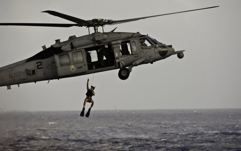 Вертолет uh 60 черный ястреб
