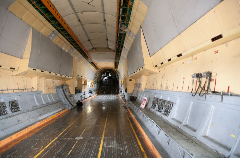 АН-22 Антей внутри