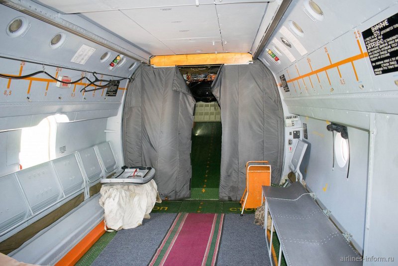 АН 72 грузовой отсек