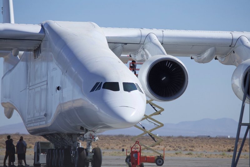 Двухфюзеляжный самолет Stratolaunch
