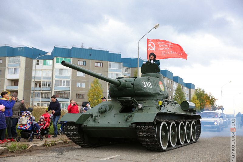 Постамент танк т34 в Липецке