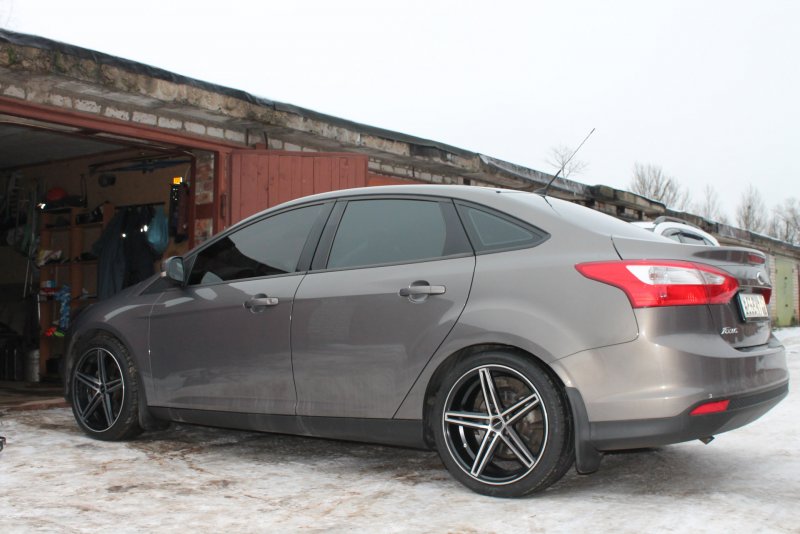 225/45 R18 Ford Focus