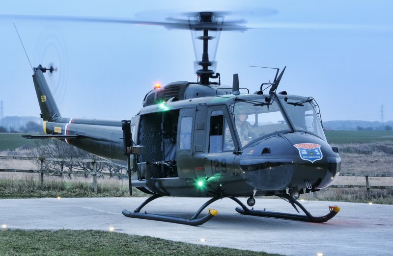 Военный американский вертолет uh1