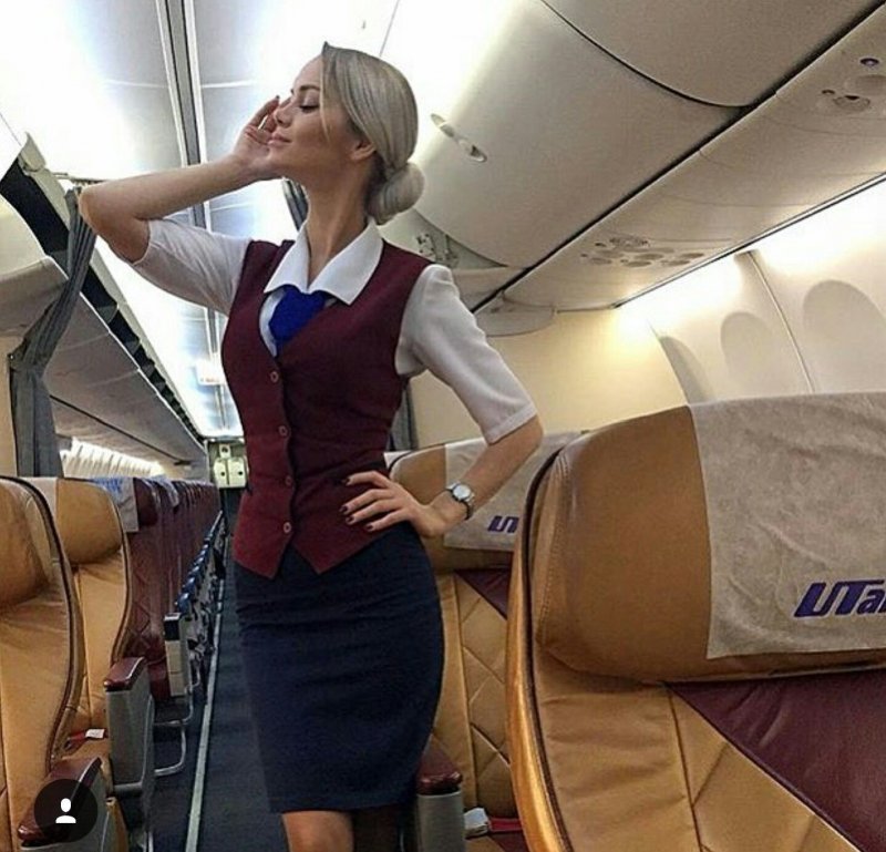 Стюардесса блондинка и самолет