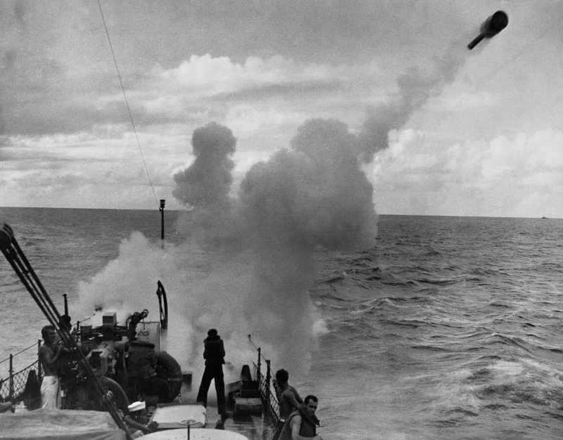 Тонущий авианосец HMS courageous