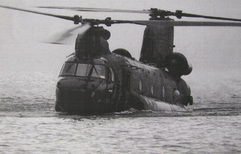 Вертолет Chinook пилот