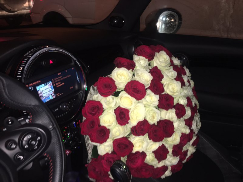 Букет цветов в салоне авто