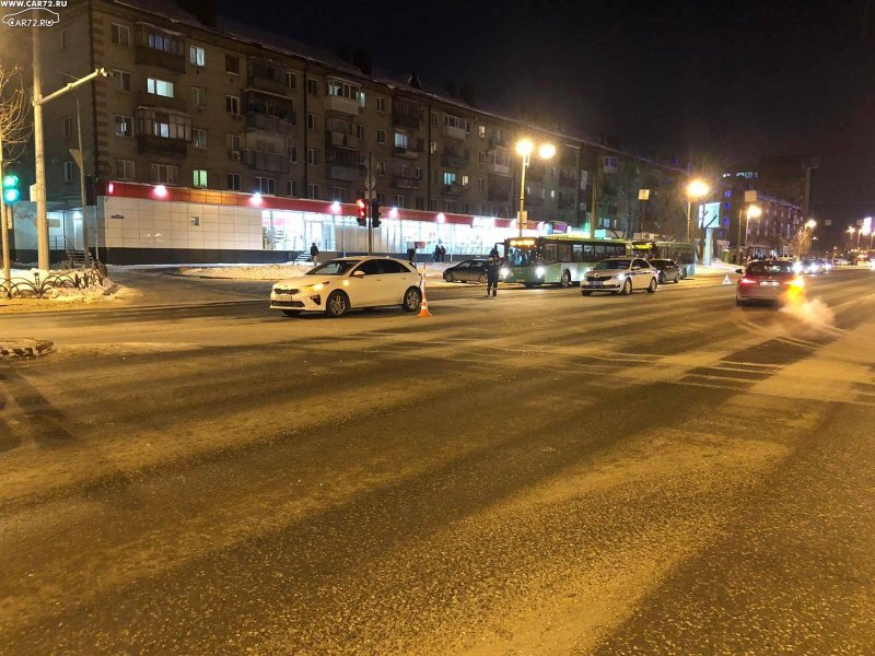 Букет цветов в машине ночью