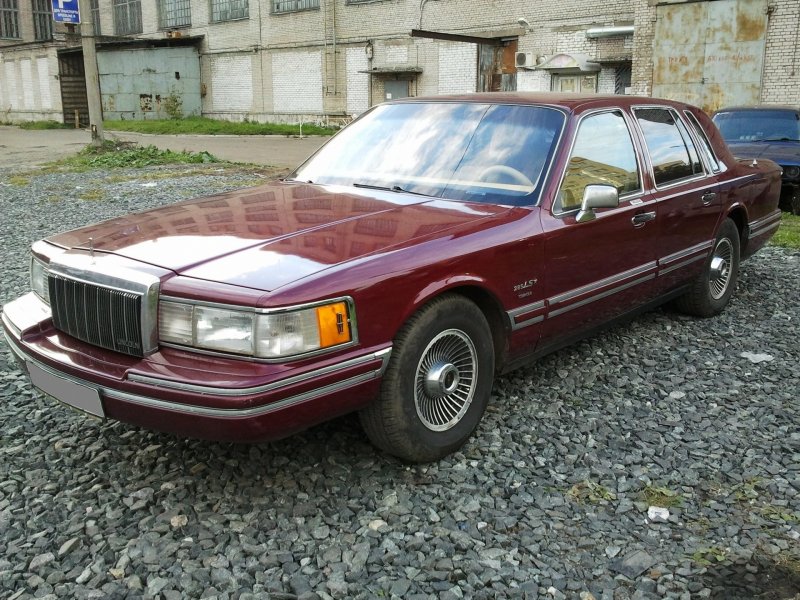 Lincoln Town car 2