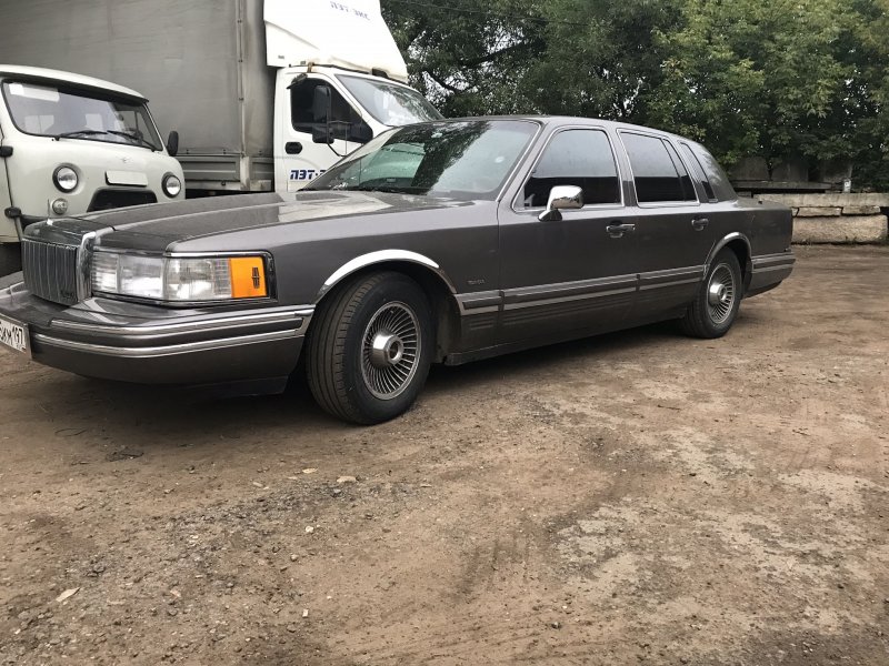 Lincoln Town car 2
