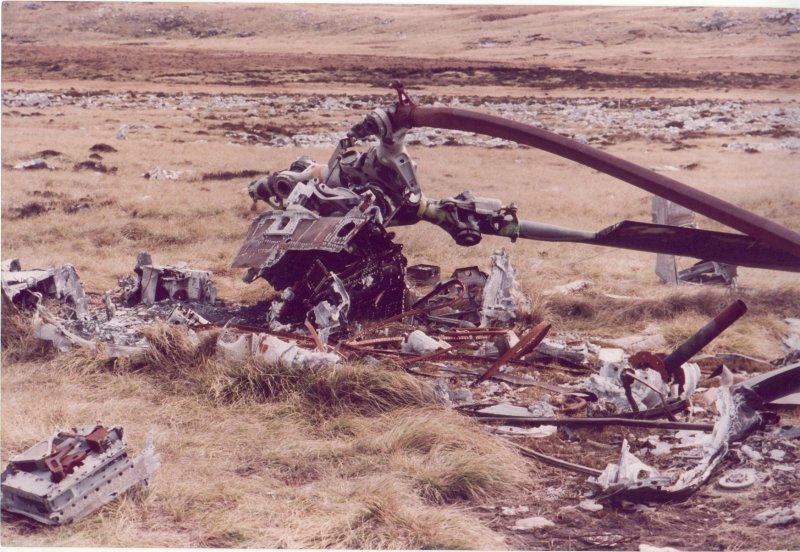 Желтый самолет f-102