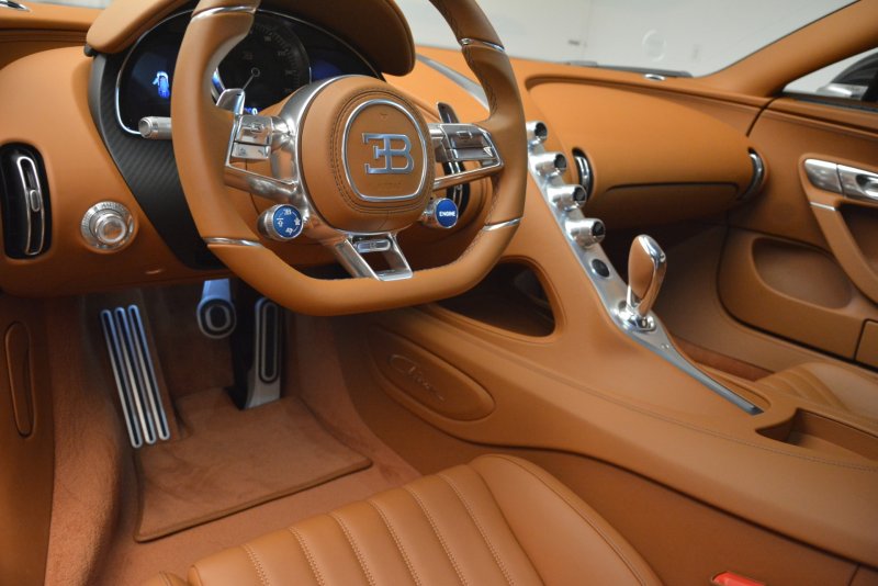 Bugatti Chiron красный салон