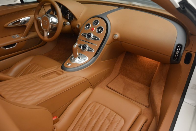 Bugatti Chiron красный салон
