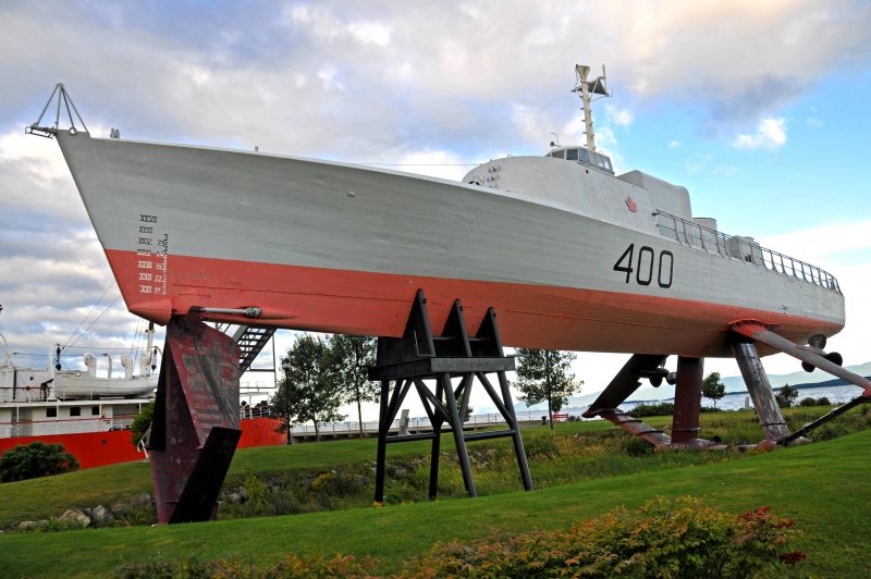 Военный корабль HCMS Bras d’or 400
