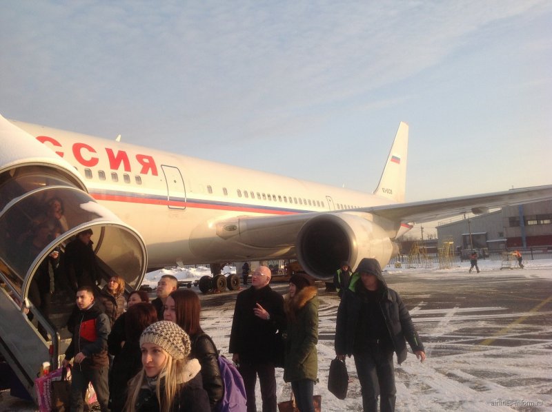 Девушка в маске в самолете