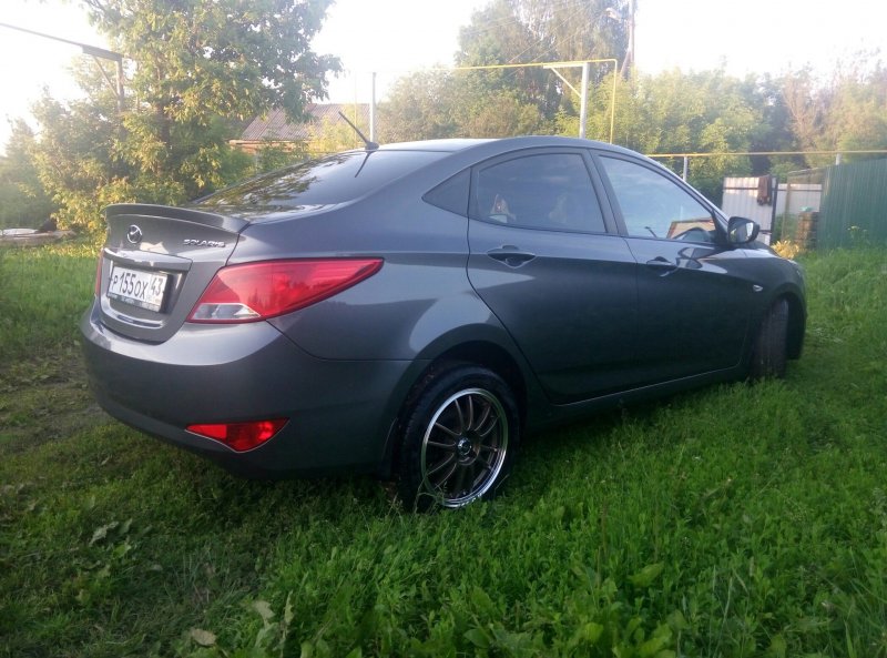 Hyundai Solaris мокрый асфальт