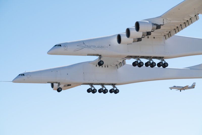 Двухфюзеляжный самолет Stratolaunch model 351