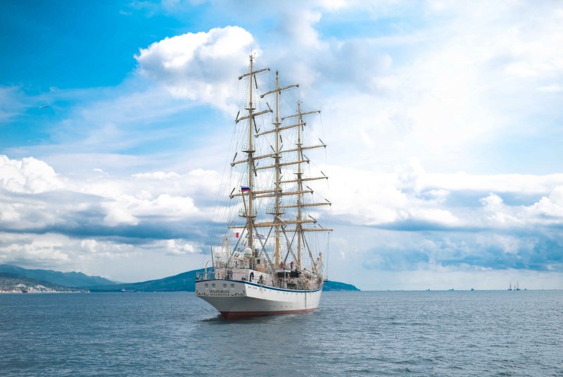 Корабль в море