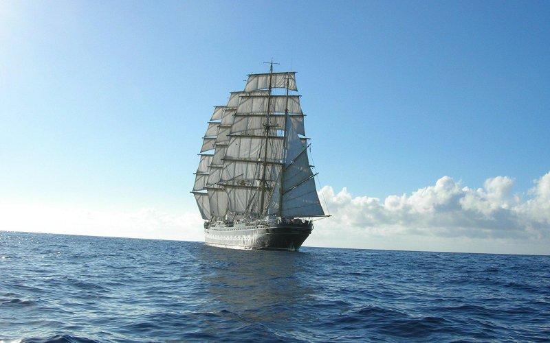 Корабль уходит в море