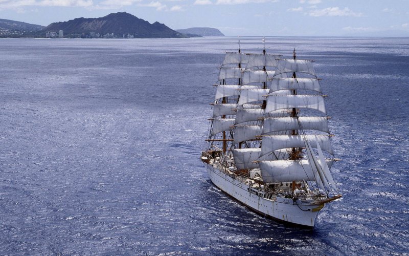 Парусник в море