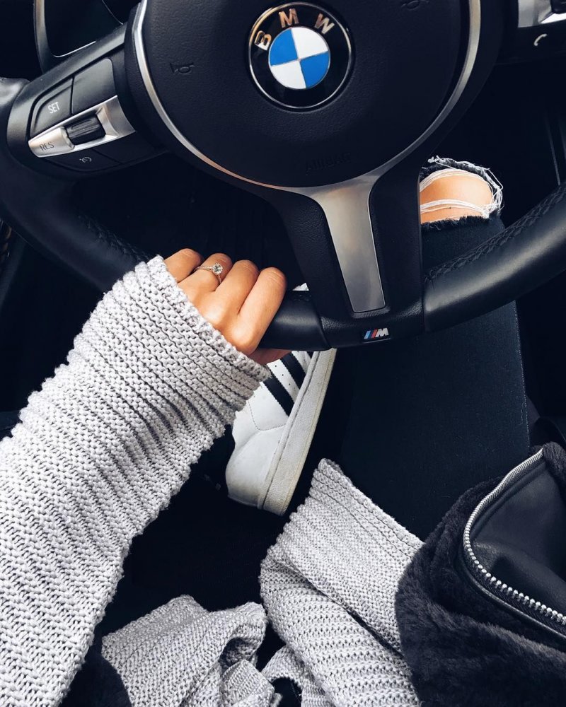 Девушка за рулем BMW