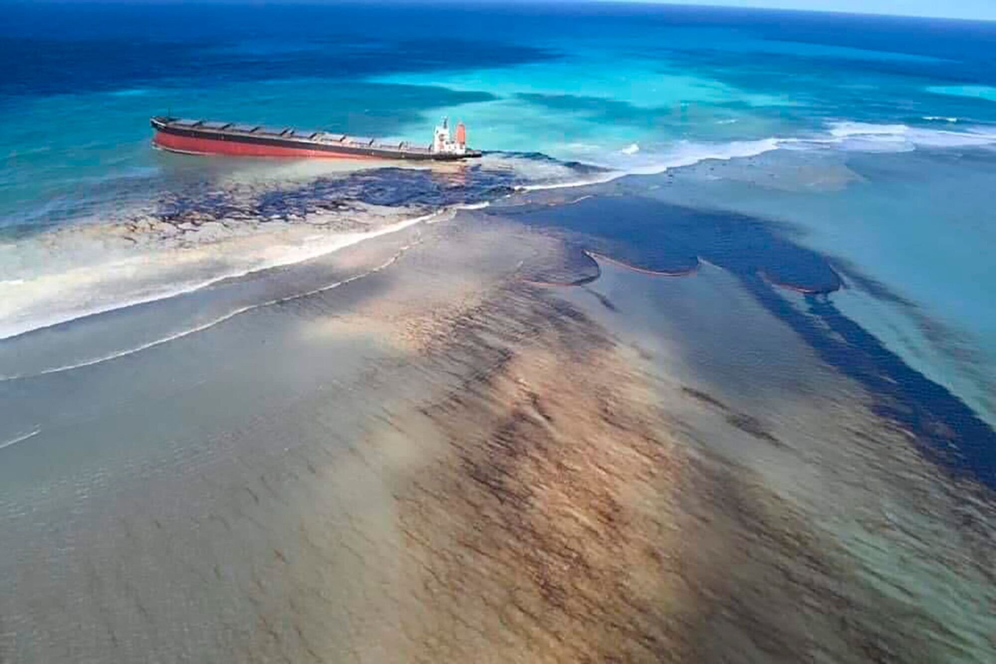 В тихий океан попало. Крушение танкера Маврикий. Танкер Маврикия. Маврикий разлив нефти. Разлив нефти в индийском океане.