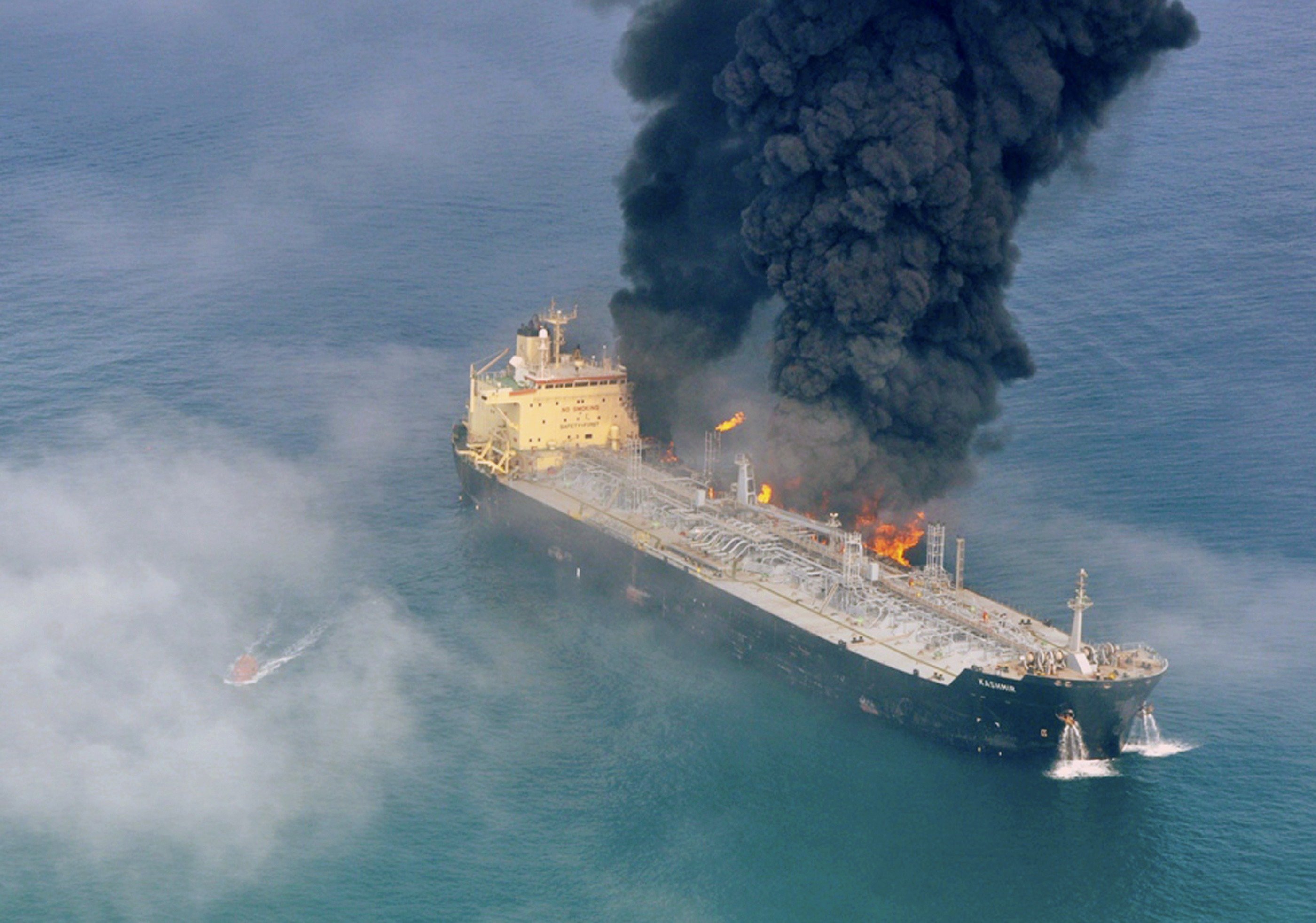 Какой корабль атаковали. Нефтеналивные танкеры Саудовской Аравии. Супертанкер Саудовская Аравия. Танкер торпедирован Ираном. Танкер Саудовская Аравия.