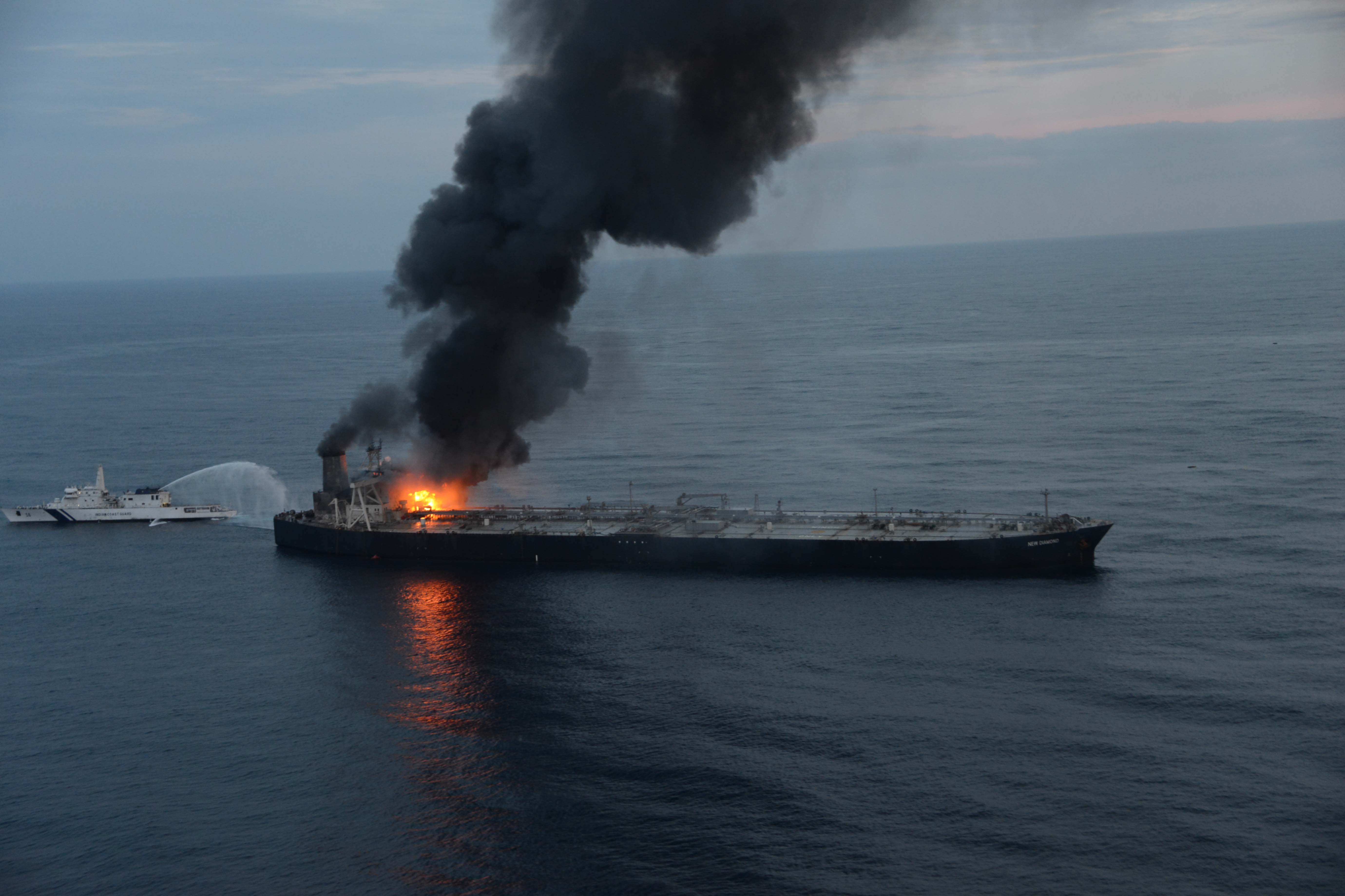 Потерпевшее бедствие. Танкер Amoco Cadiz. Крушение танкера разлив нефти. Пожар на нефтяной платформе Piper Alpha. Горящий танкер.