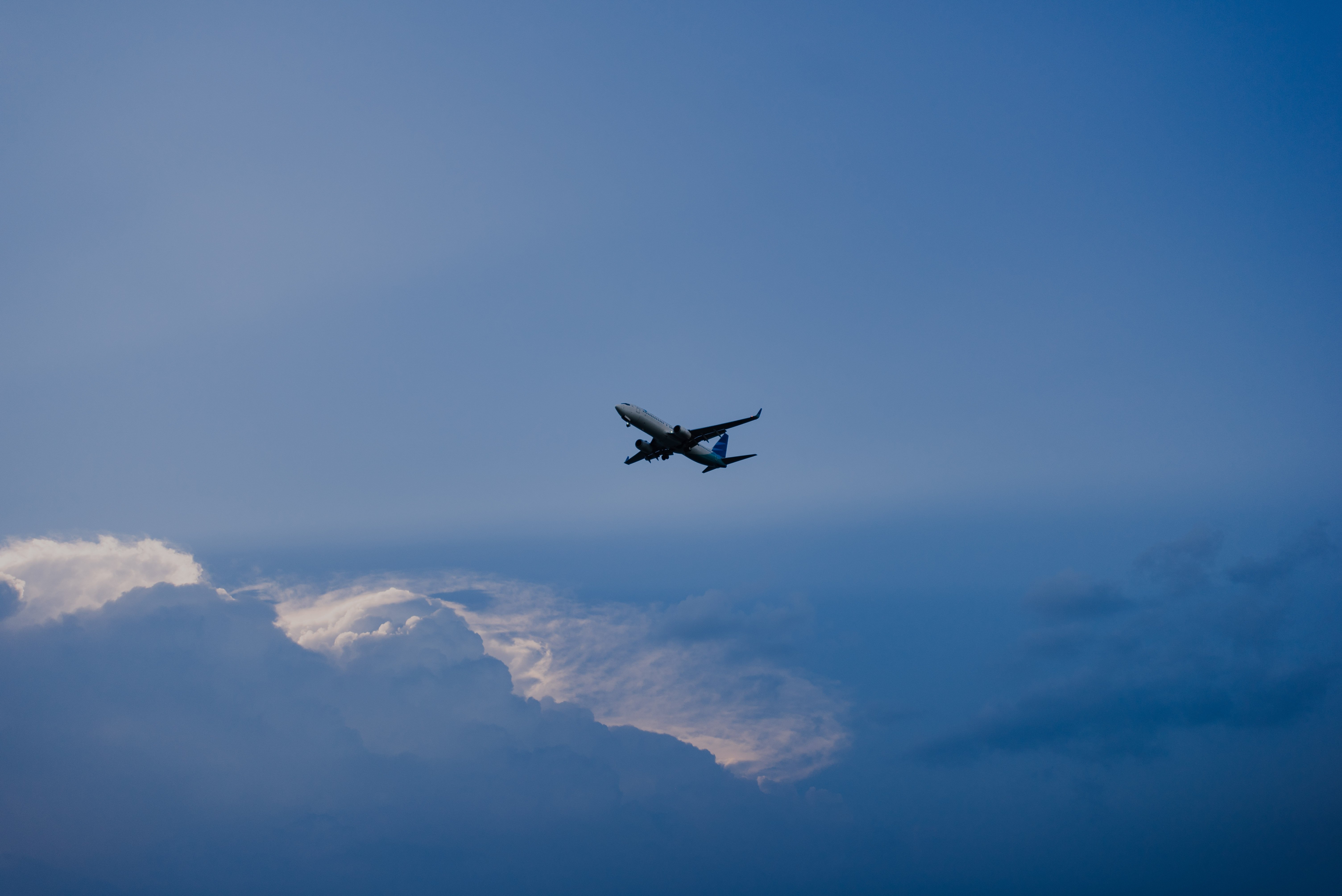 Фото самолетов летающие. Самолет в небе. Самолет вдалеке. Обои самолет. Небо Авиация.