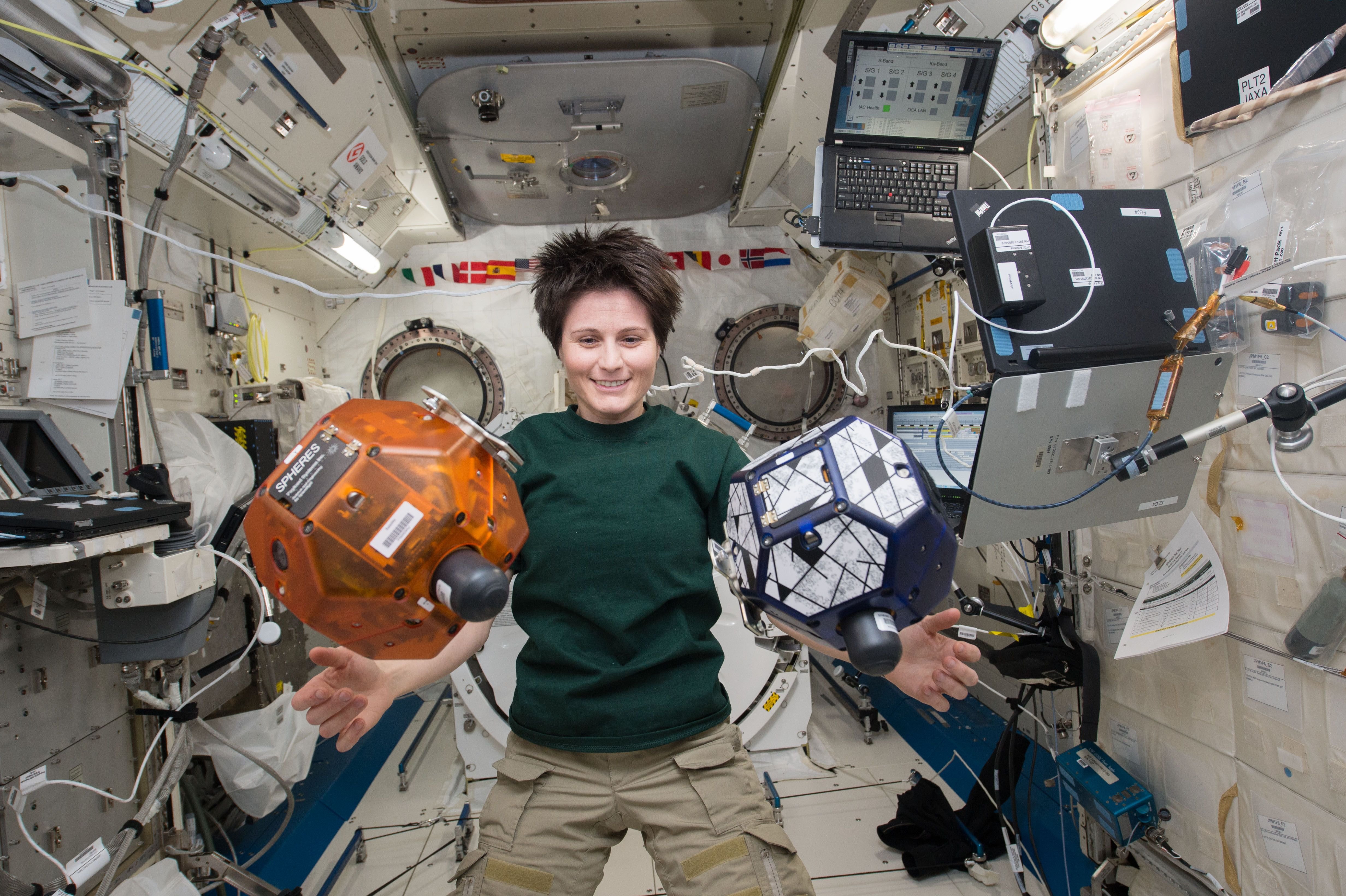 Какой интернет в космосе. Саманта Кристофоретти космонавт. Космическая станция внутри. МКС внутри. Исследование космоса.