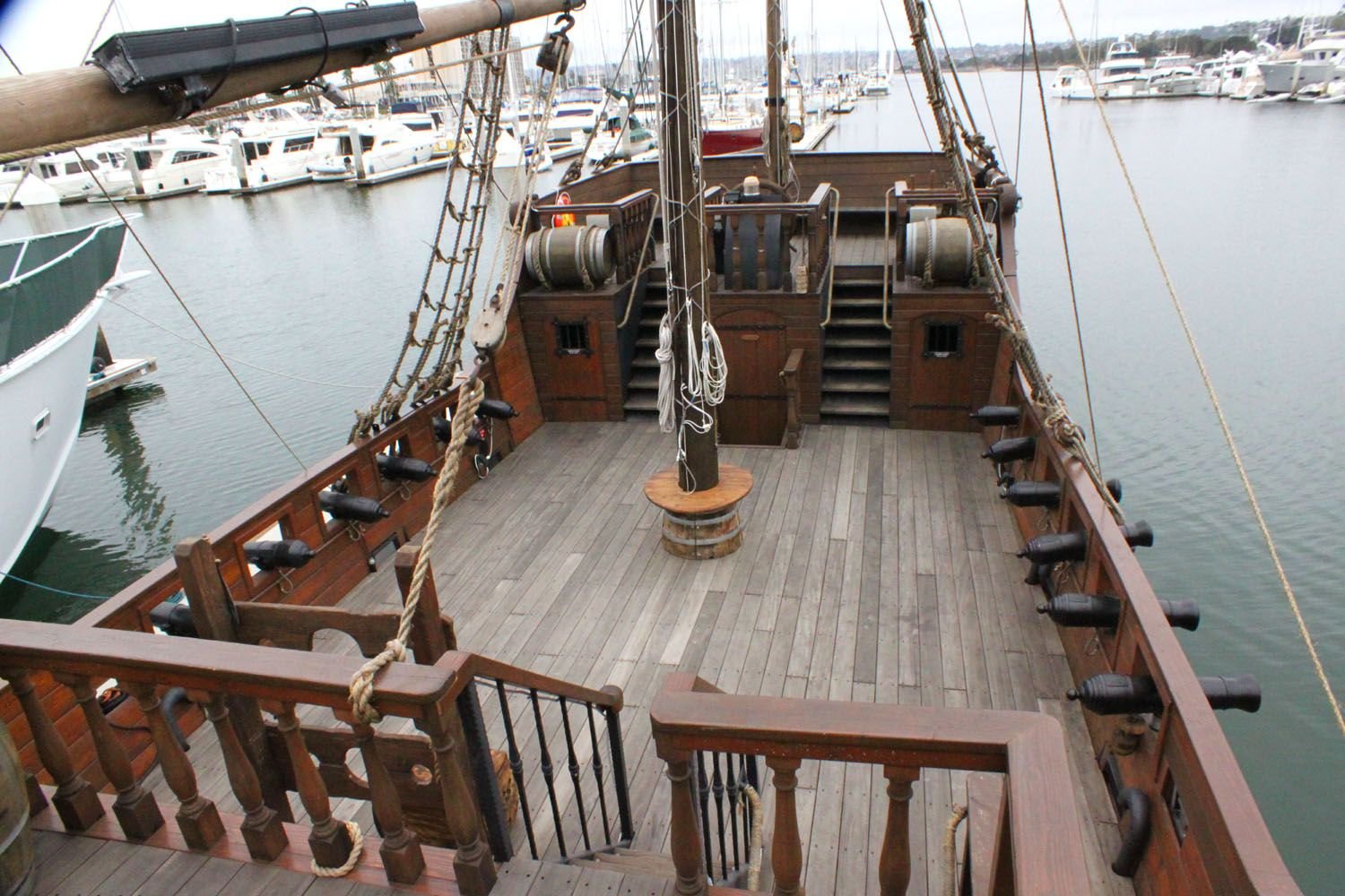 Палуба на корме. Галеон Батавия палуба. Корабль Галеон палуба. Палуба пиратского корабля вид сбоку. Яхта Галеон.