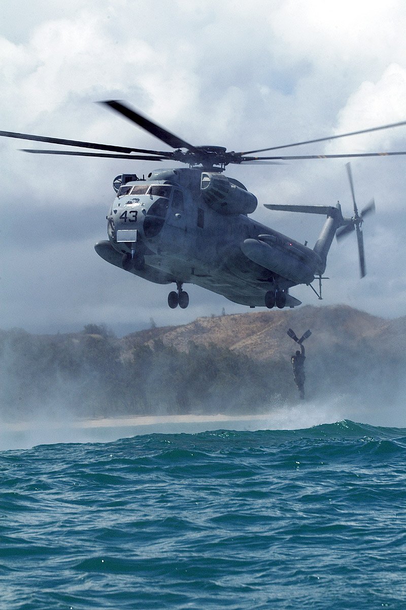 Вертолеты над. Вертолет Sikorsky Ch-53e. Сикорский Ch-53. Ch-53 Sea Stallion. Ch 53 вертолет.