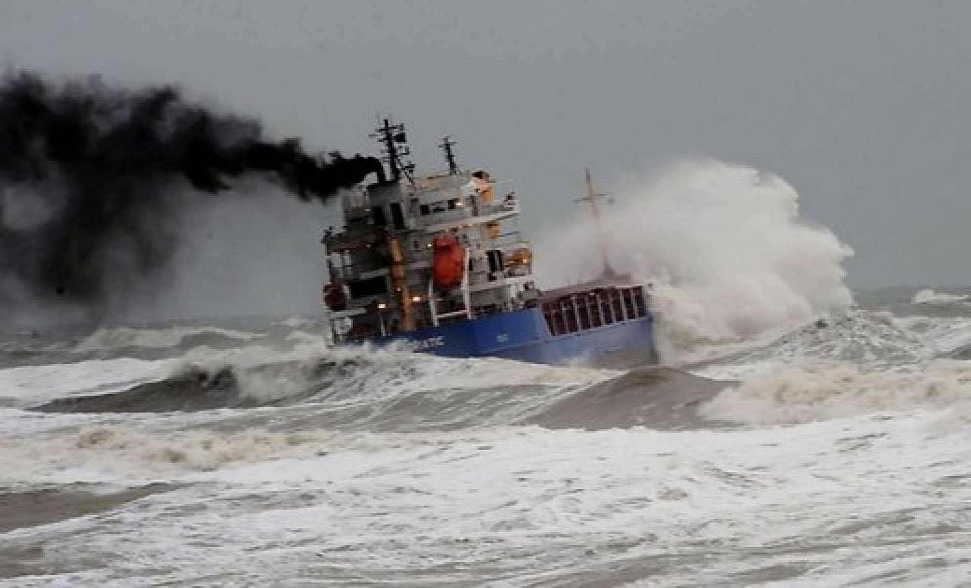 Помощь терпящему бедствие судну. Затонувшее судно в Керченском проливе. Катастрофа в Керченском проливе 11 ноября 2007 г. Крушение танкер Волгонефть 139. Судно в шторм.