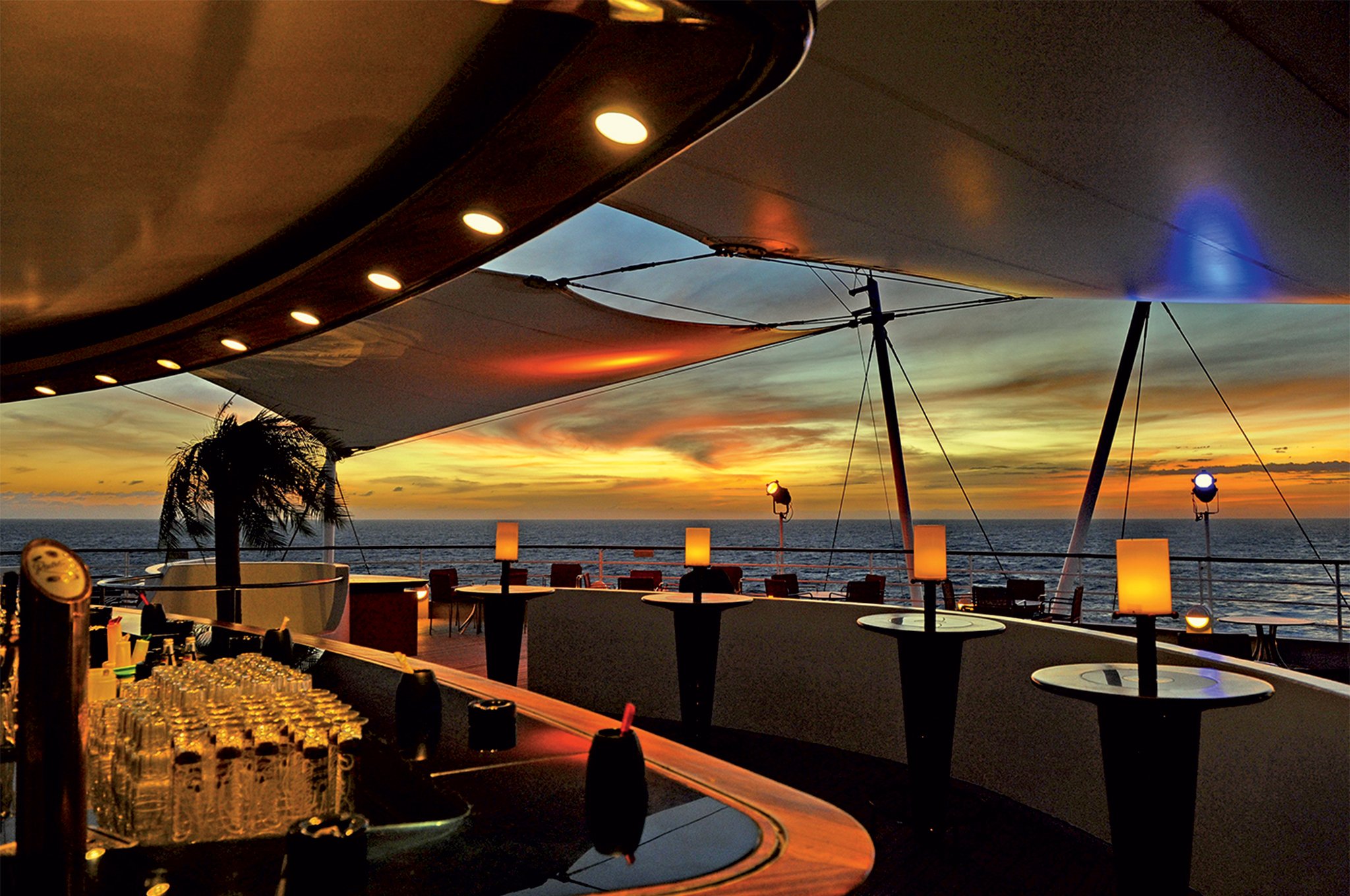 Утро палуба. Круизный корабль-ресторан Египет.. Круиз Жемчужины Персидского залива на лайнере MSC Virtuosa. Круиз ОАЭ MSC ресторан. Вечер на корабле.