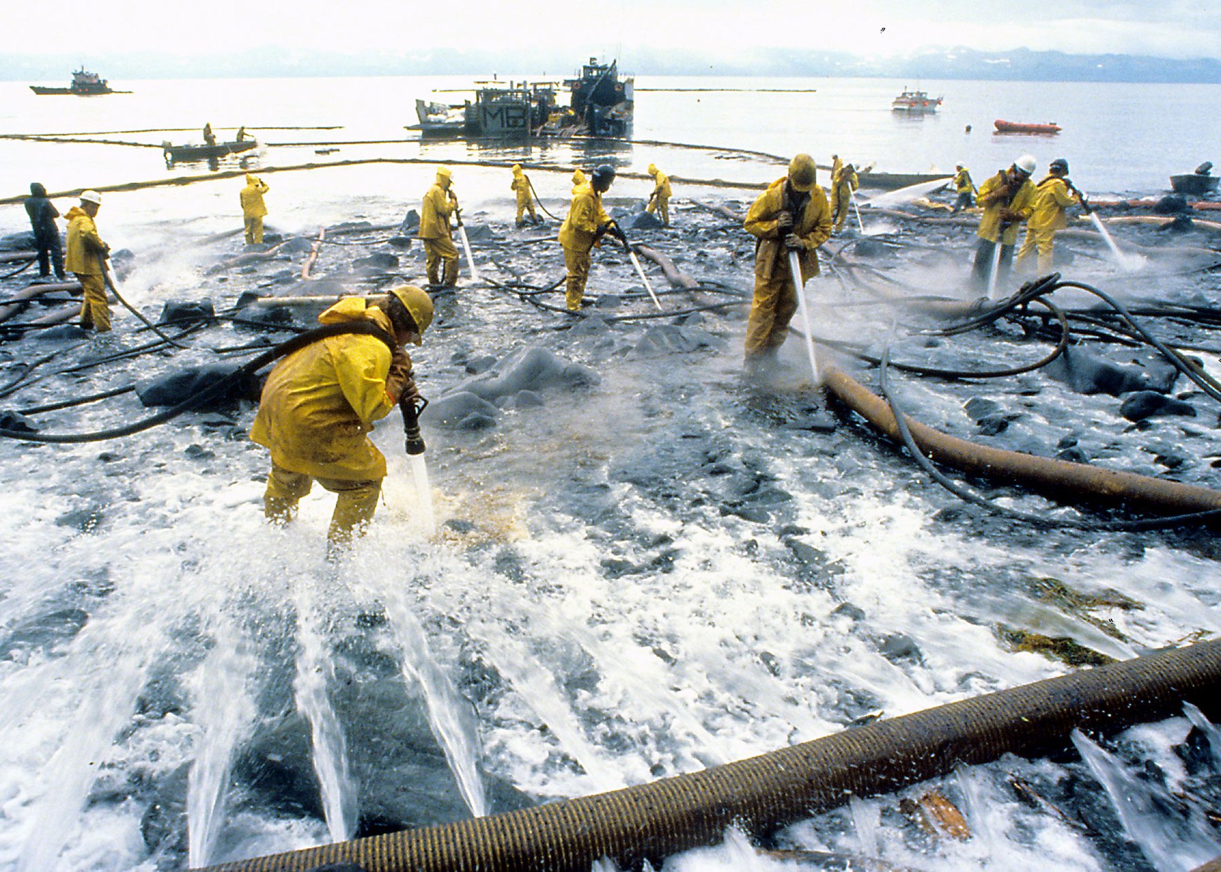 Очистка воды от нефти. Разлив нефти танкера Эксон Валдез ликвидация. Эксон Валдез. Разлив нефти Exxon Valdez. Физико-химический метод ликвидации разливов нефти.