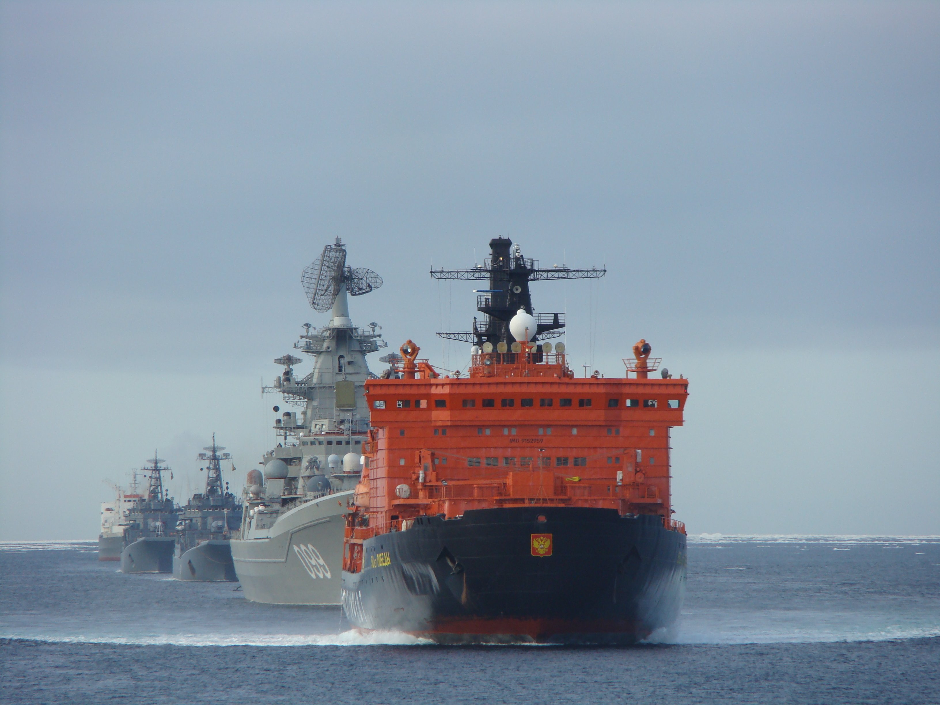 Группа военных судов. Северный морской путь ледоколы. Севморпуть корабль Арктика. Северный флот ВМФ России в Арктике.