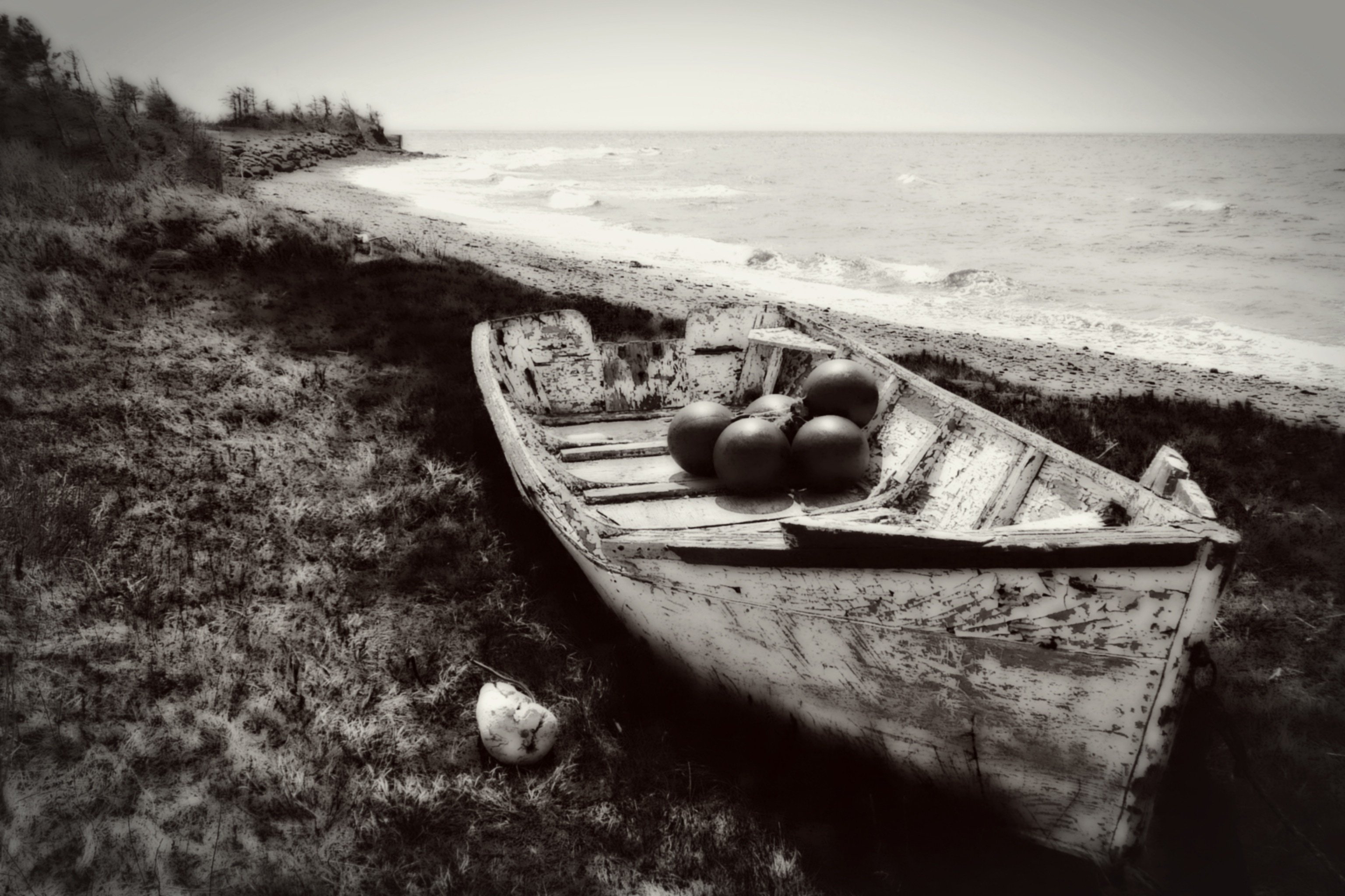 Лодки белого моря. Лодка в море. Старая лодка. Лодка на берегу. Одинокая лодка.