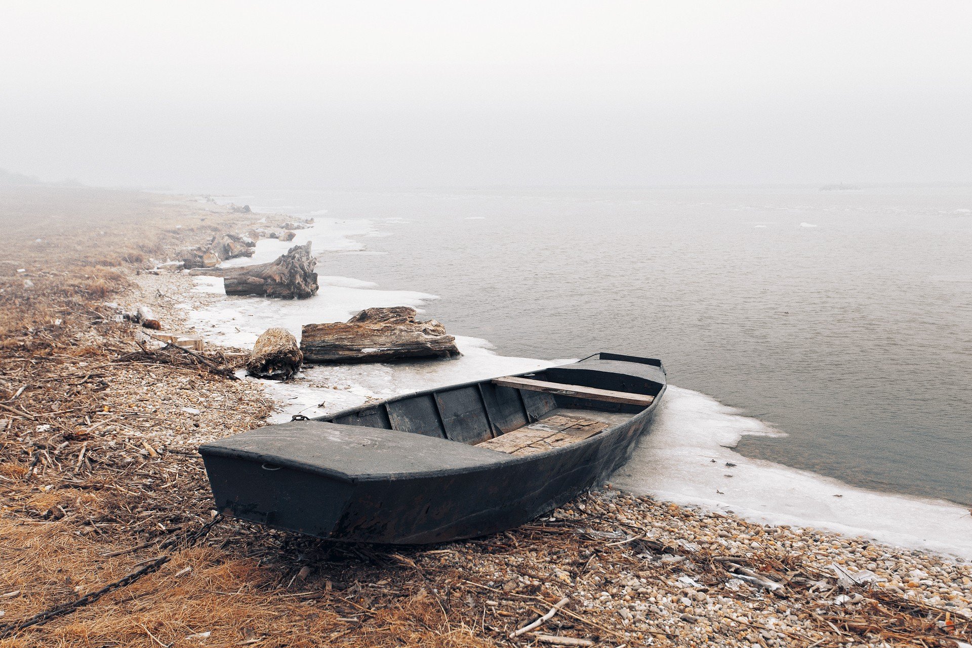 Территория этой области расположенной на берегу. Перевернутая лодка. Старая лодка на берегу. Старая лодка у моря.