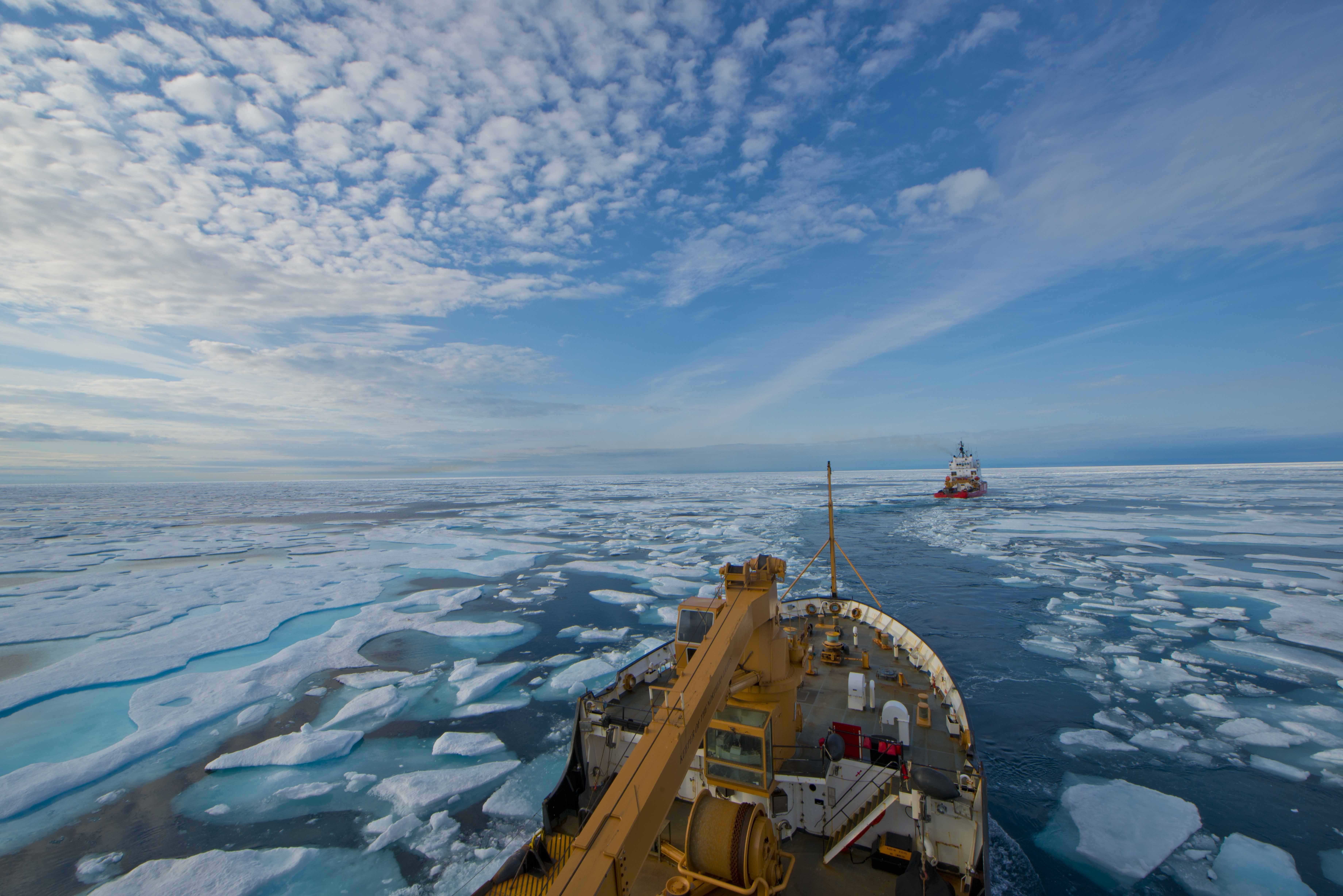 Крупное море северного ледовитого океана. Северный морской путь Северный Ледовитый океан. Северный морской путь ледоколы. Северный Ледовитый океан ледокол. Северный морской путь в Арктике.