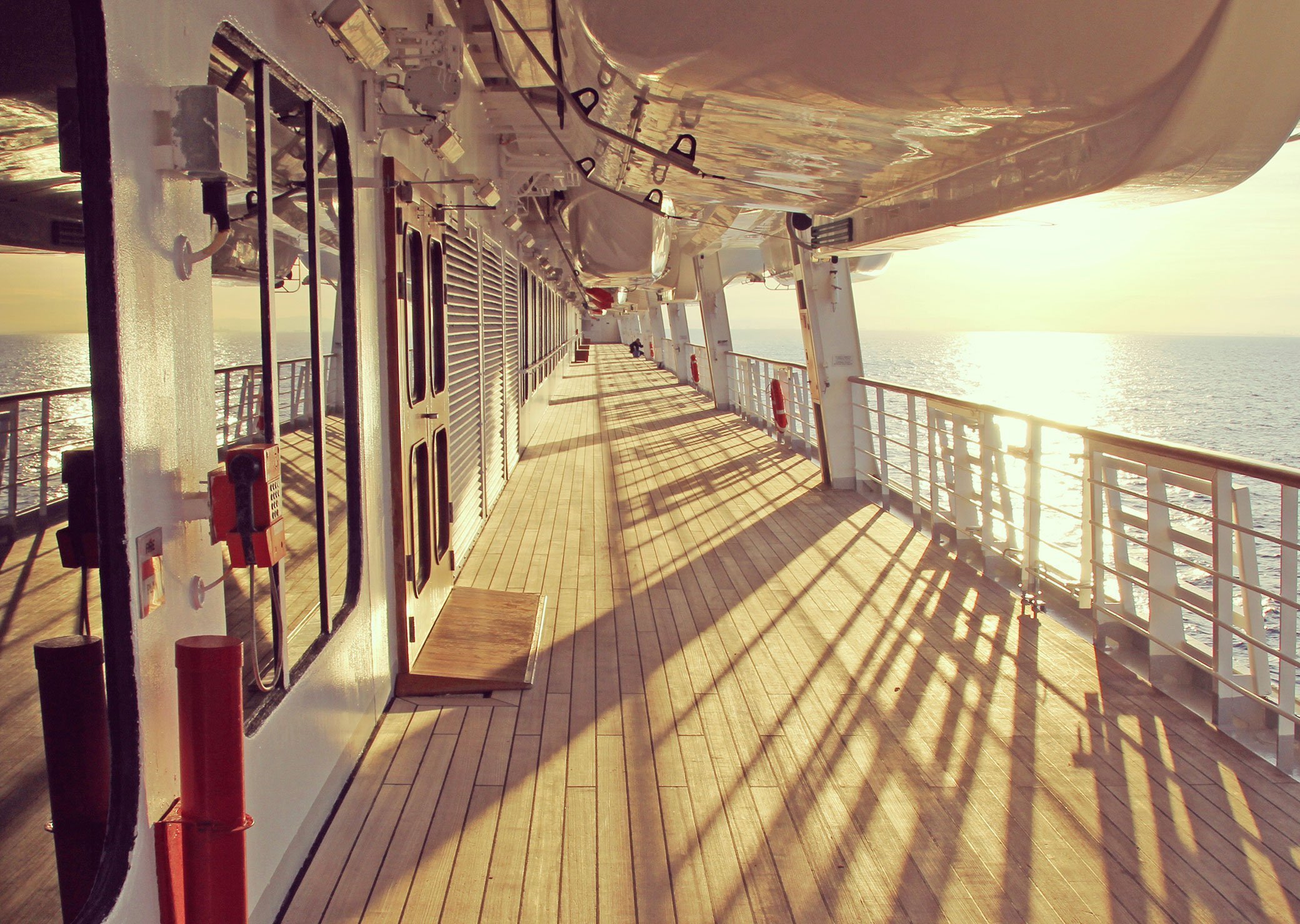 Прогулочная палуба. Прогулочная палуба Титаника. Титаник верхняя палуба. Круизный лайнер Шлюпочная палуба. Капитанский мостик Титаника.